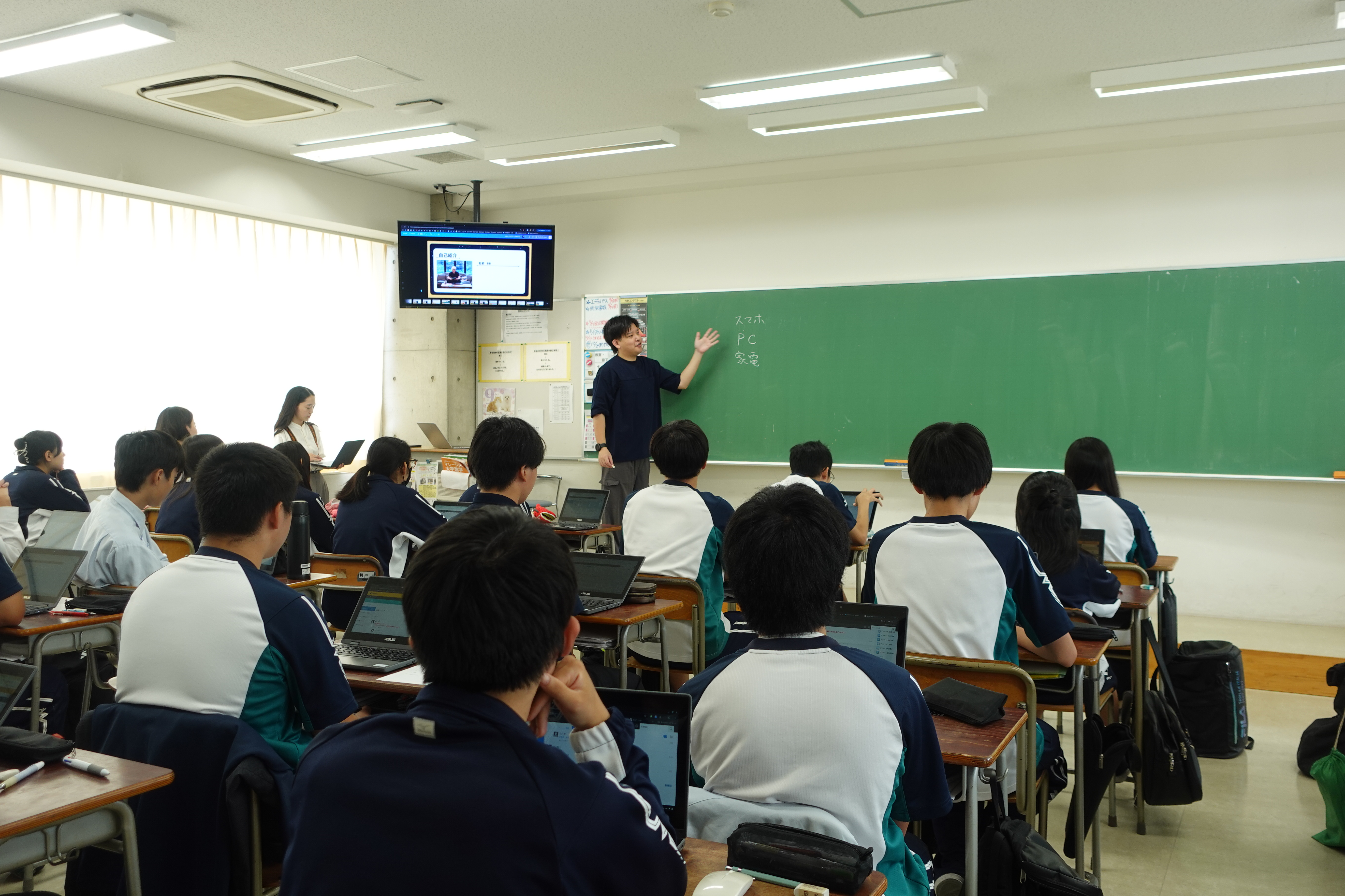 プログラミング教室でのIT教育支援の様子