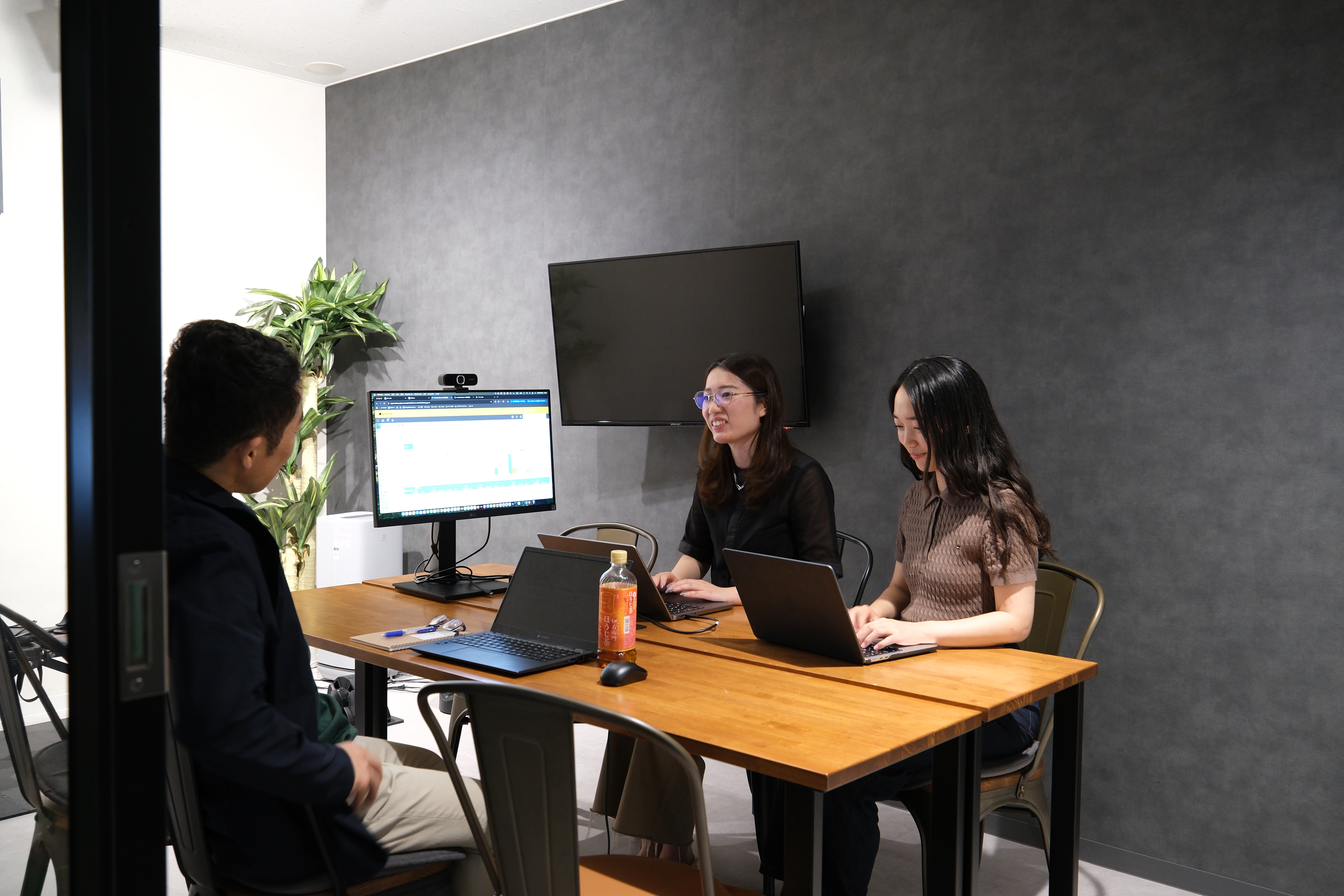 チームワークでシステム開発に取り組む様子